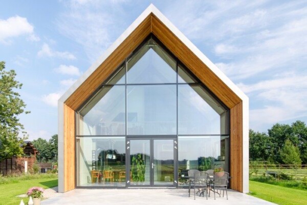 Дерев’яний будинок з утеплювачем: порівняємо каркасні та дерев’яні стіни